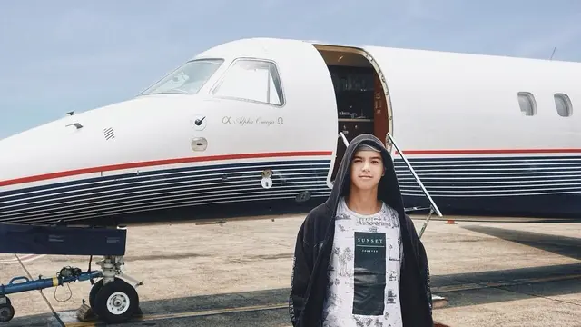 Gaya Al Ghazali Saat Naik Jet Pribadi Liburan Bersama Keluarga dan Sahabat