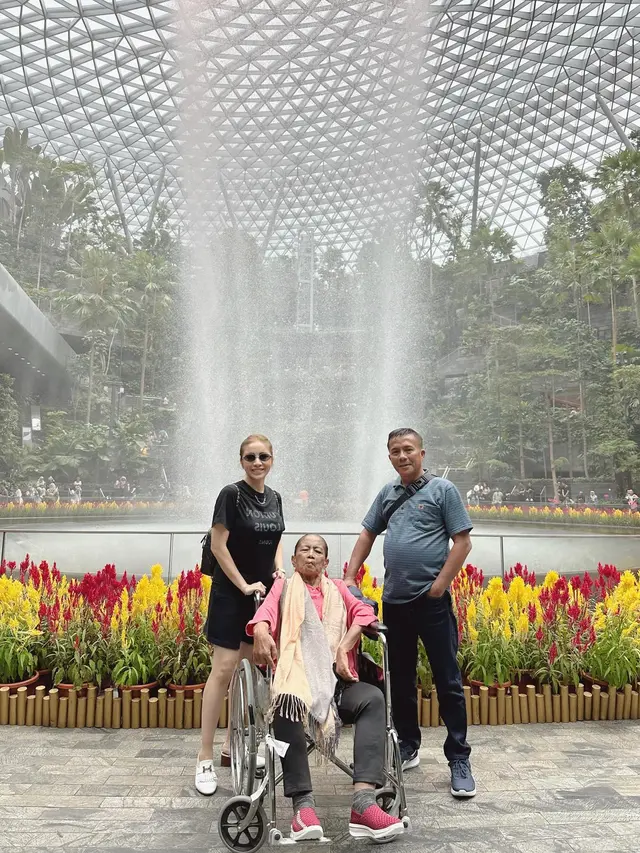 7 Potret Momo Geisha Temani Ibundanya Jalani Pengobatan di Singapura