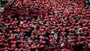 Ribuan buruh berjalan menuju Istana Negara, Jakarta, Kamis (29/9). Dalam aksinya mereka menolak Tax Amnesty serta menaikan upah minumum provinsi (UMP) sebesar Rp650 ribu per bulan. (Liputan6.com/Faizal Fanani)