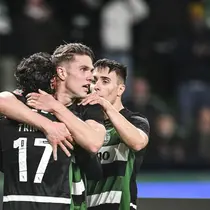 Pemain Sporting CP, Viktor Gyokeres (tengah) merayakan gol ke gawang Estoril Praia bersama rekan-rekannya dalam laga lanjutan Liga Portugal 2024/2025 di Stadion Jose Alvalade, Lisbon, Portugal, Senin (03/03/2025) waktu setempat. (AFP/Patricia De Melo Moreira)