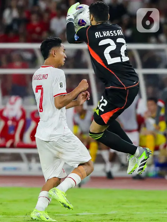 Bermain kandang, timnas Indonesia langsung tampil menekan. Pada menit ke-32, timnas Indonesia unggul 1-0 lewat gol yang dicetak Marselino Ferdinan. (Liputan6.com/Herman Zakharia)