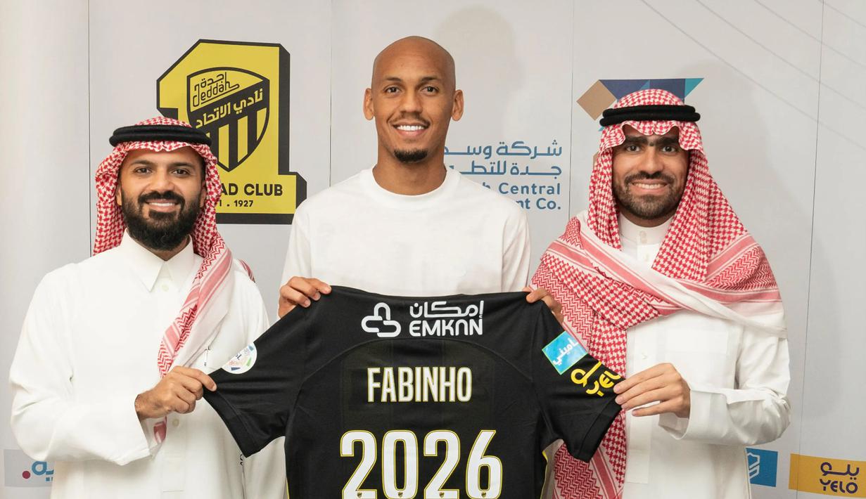 Al Ittihad mendatangkan Fabinho dari Liverpool pada 31 Juli 2023 dengan nilai transfer 46,7 juta euro. Dikontrak selama tiga tahun hingga 30 Juni 2026, ia mendapat bayaran senilai 700 ribu poundsterling (Rp13,5 miliar) tiap pekannya. (twitter.com/ittihad_en)