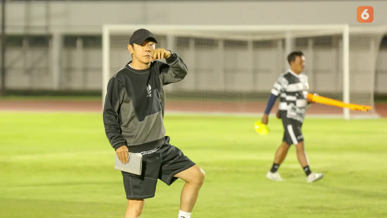 Pelatih Timnas Indonesia, Shin Tae-yong memimpin sesi latihan Timnas Indonesia jelang melawan Vietnam