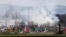 Kepulan asap terlihat setelah ledakan di pusat pipa gas di Baumgarten, Austria, (12/12). Ledakan tersebut belum diketahui secara pasti apa penyebabnya. (AP Photo/Ronald Zak)