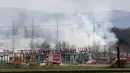 Kepulan asap terlihat setelah ledakan di pusat pipa gas di Baumgarten, Austria, (12/12). Ledakan tersebut belum diketahui secara pasti apa penyebabnya. (AP Photo/Ronald Zak)