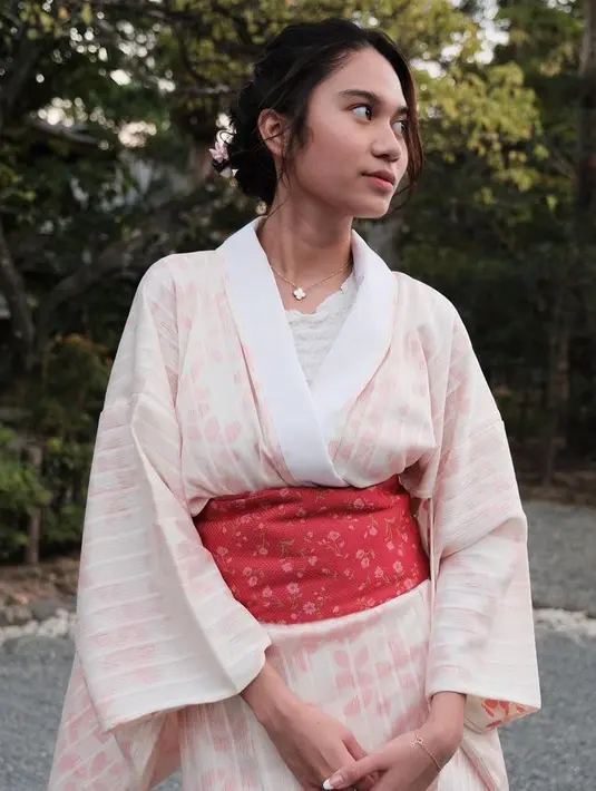 Penampilan seperti perempuan Jepang pun semakin totalitas, Azizah menyanggul rambutnya dihiasi aksesori tusuk konde pink kemeragannya. Dengan poni sampingnya.  [@azizahsalsha_]