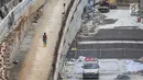 Kendaraan terjebak macet ketika melintasi proyek pembangunan underpass Mampang di kawasan Mampang, Jakarta, Rabu (27/12). Proyek senilai Rp200 miliar itu dibangun sepanjang 800 meter, lebar 20 meter dengan empat lajur jalan. (Liputan6.com/Faizal Fanani)