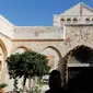 Para peziarah Kristen mengunjungi Church of the Nativity atau Gereja Kelahiran di Kota Betlehem, Tepi Barat, Palestina, Senin (23/12/2019). Gua yang berada di bawah gereja tersebut diyakini sebagai tempat di mana Yesus dilahirkan. (AHMAD GHARABLI/AFP)