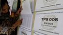 Seorang warga mengecek Daftar Pemilih Sementara (DPS) Pemilihan Gubernur dan Wakil Gubernur DKI Jakarta Tahun 2017 di Kantor Kelurahan Kebon Sirih, Jakarta Pusat, Rabu (16/11). (Liputan6.com/Faizal Fanani)