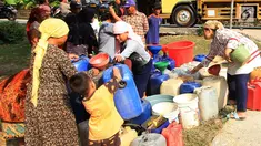 Warga antre mendapatkan bantuan air bersih dari Keluarga Besar Masyarakat Banten di Desa Ridomanah, Cibarusah, Bekasi, Jawa Barat, Rabu (3/7/2019). Sudah 2 bulan kawasan Cibarusah dan sekitarnya mengalami krisis air akibat musim kemarau. (merdeka.com/Arie Basuki)