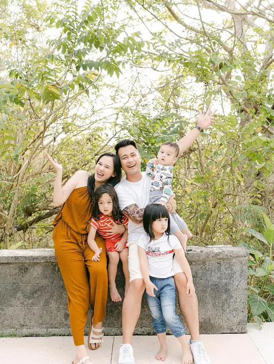 Belum lama ini, Eza Ginonino membawa istri dan anaknya menikmati liburan di Bali. Pasangan yang telah dikaruniai tiga orang anak itu tampak bahagia menikmati liburan bersama. [Instagram/ma_coritha/malons93]