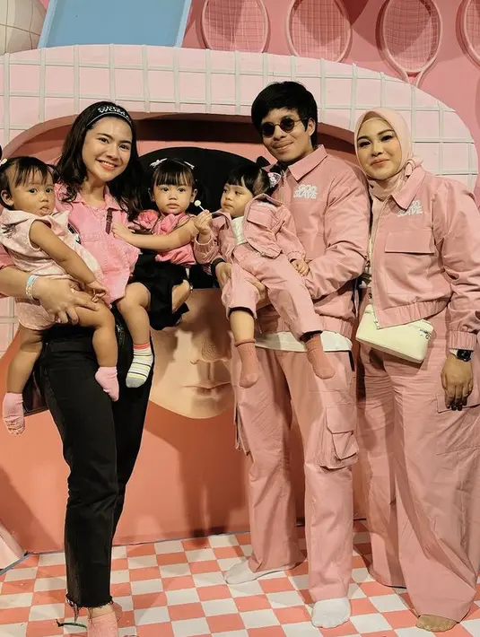 <p>Felicya Angelista tampil mengenakan atasan crop top pink dipadukan celana hitamnya. Ia membawa kedua anaknya yang juga mengenakan baju pink. [@felicyangelista_]</p>