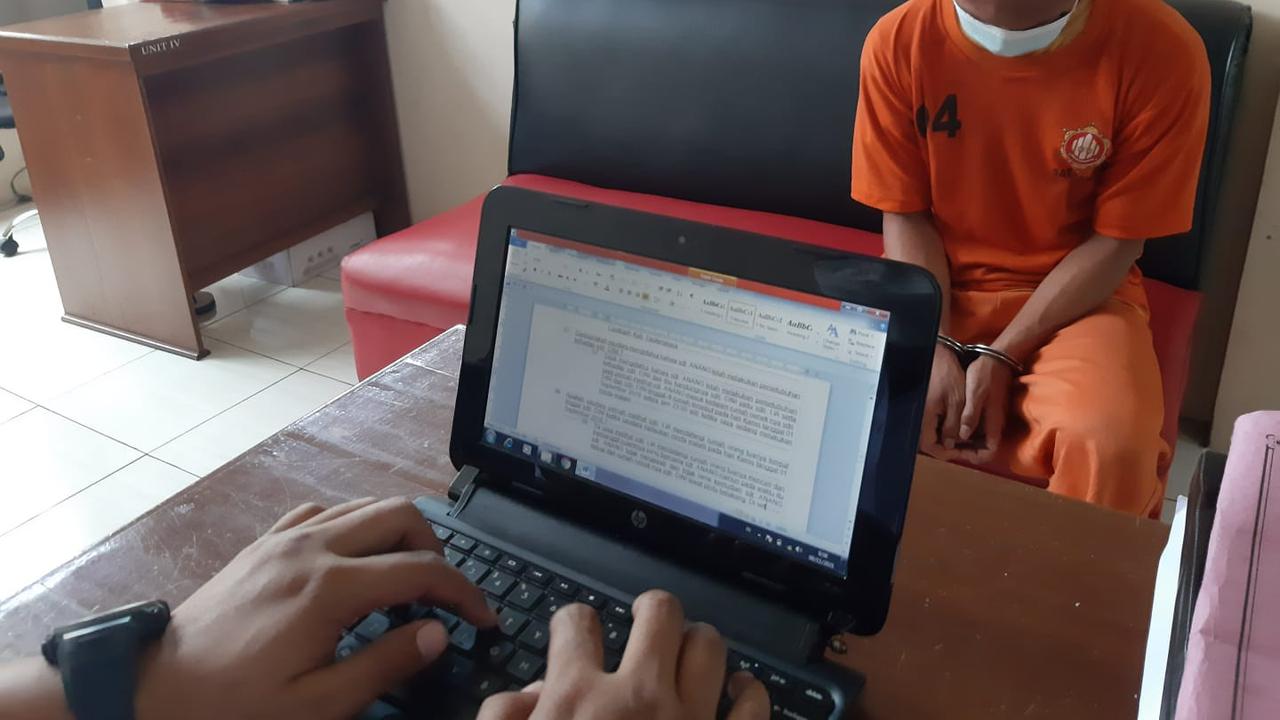 Pelaku terpaksa melampiaskan hasrat cintanya dengan memeluk tubuh, memegang alat vital korban, hingga menempelkan alat kemaluan pelaku kepada H (18), sang pujaan hati yang dua kali menolak cintanya.