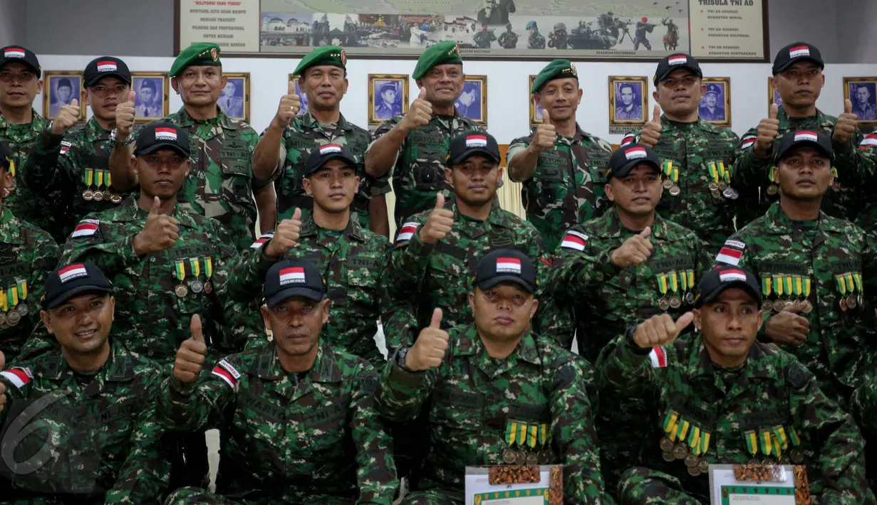  Kontingen Petembak TNI AD berpose bersama usai mengikuti upacara penyambutan, Jakarta, Jumat (29/5/2015). Kontingen petembak TNI AD meraih 30 medali emas di Australia Army Skill at Arms Meeting (AASAM) 2015. (Liputan6.com/Faizal Fanani)