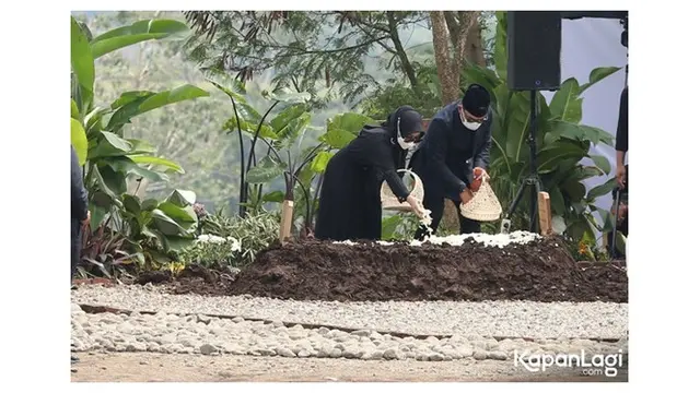 6 Momen Ridwan Kamil dan Atalia Praratya Tabur Bunga di Pusara Eril, Penuh Haru