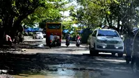 Kondisi Jalan Berlubang terlihat pada akses jalan menuju kawasan wisata Danau Dendam Tak Sudah Bengkulu (Liputan6.com/Yuliardi Hardjo)