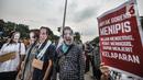 <p> Mahasiswa mengenakan topeng Presiden Joko Widodo, Menko Luhut, Menteri Lutfi, dan Megawati saat aksi teatrikal terkait kasus mafia minyak goreng di Kawasan Patung Kuda, Jalan Merdeka Barat, Jakarta Pusat, Kamis (21/4/2022). (merdeka.com/Iqbal S. Nugroho)</p>