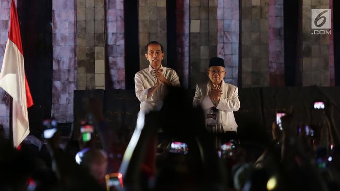 Capres Joko Widodo dan Cawapres Ma'ruf Amin menyapa relawan di Tugu Proklamasi, Jakarta, Jumat (21/9). Jokowi dan Ma'aruf Amin Akan menuju ke KPU untuk mengambil nomor urut Pilpres pasangan Capres dan Wapres periode 2019-2024. (Merdek.com/Imam Buhori)