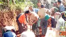 Citizen6, Subang: Kegiatan bakti sosial ini juga meliputi penggalian jalan di Desa Marengmang, Kalijati oleh Prajurit Lanud Suryadarma dan Kompi "B" BS Paskhas, Kamis (16/6). (Pengirim: Dodo)

