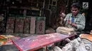 Seorang seniman memahat kayu untuk membuat karya seni di Pasar Seni Ancol, Jakarta, Selasa (17/10). Meski terbilang sepi pengunjung, beberapa seniman memilih tetap bertahan dan terus berkarya di Pasar Seni Ancol. (Liputan6.com/Faizal Fanani)