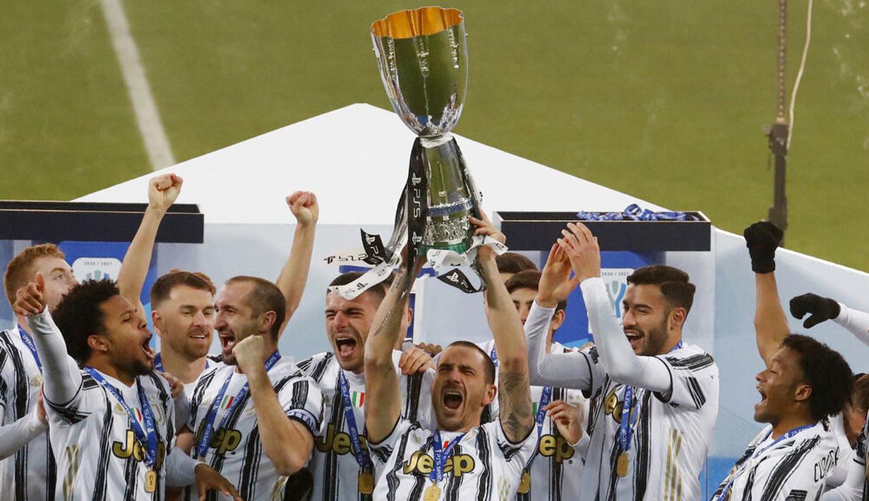 Para pemain Juventus melakukan selebrasi usai menjuarai Piala Super Italia di Stadion Mapei, Rabu (20/1/2021). Juventus menang dengan skor 2-0 atas Napoli. (AP/Antonio Calanni)