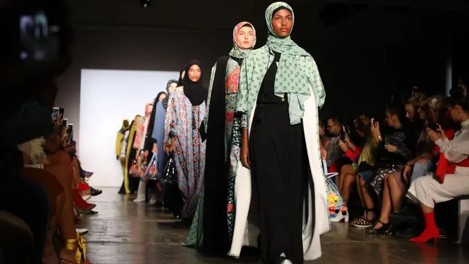 [Bintang] Ketiga Kali di New York Fashion Week, Vivi Zubedi Mantapkan Brand Secara Internasional