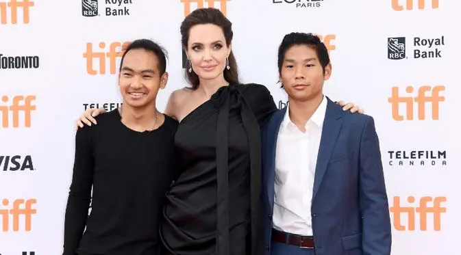 Setelah lama tidak muncul di hadapan publik, akhirnya Jolie kembali berlenggang di red carpet saat gala premiere film First They Killed My Father di Toronto Film Festival, Senin (11/9/2017).  (AFP/Emma McIntyre)