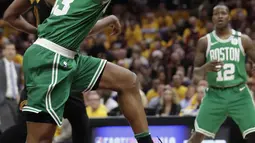 Pemain Boston, Marcus Morris (13) menangkap bola rebound saat duel dengan pemain Cavaliers pada laga final Wilayah Timur NBA basketball di Quicken Loans Arena, Clevelan, (19/5/2018). Cavaliers menang 116-86. (AP/Tony Dejak)