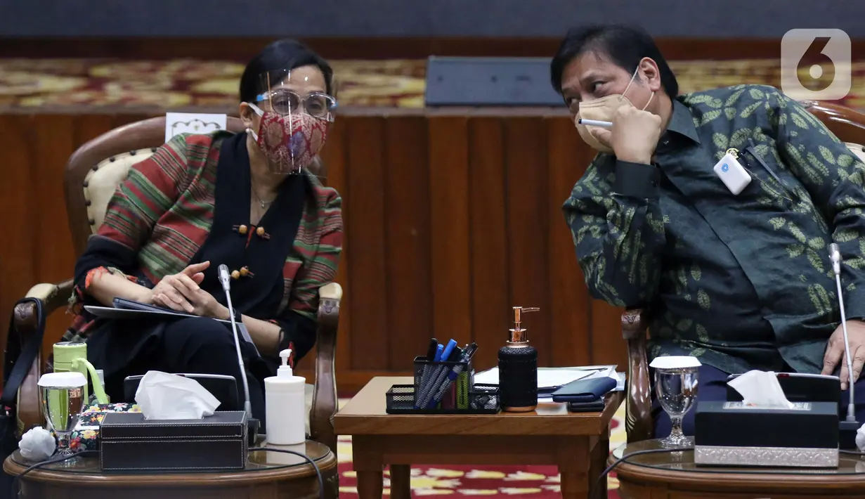 Menko Perekonomian, Airlangga Hartarto (kanan) berbincang bersama Menteri Keuangan, Sri Mulyani Indrawati di sela-sela jumpa pers terkait disahkannya UU Omnibus Law Cipta Kerja di Graha Sawala Kemenko Perekonomian, Jakarta, Rabu (7/10/2020). (Liputan6.comHelmi Fithriansyah)