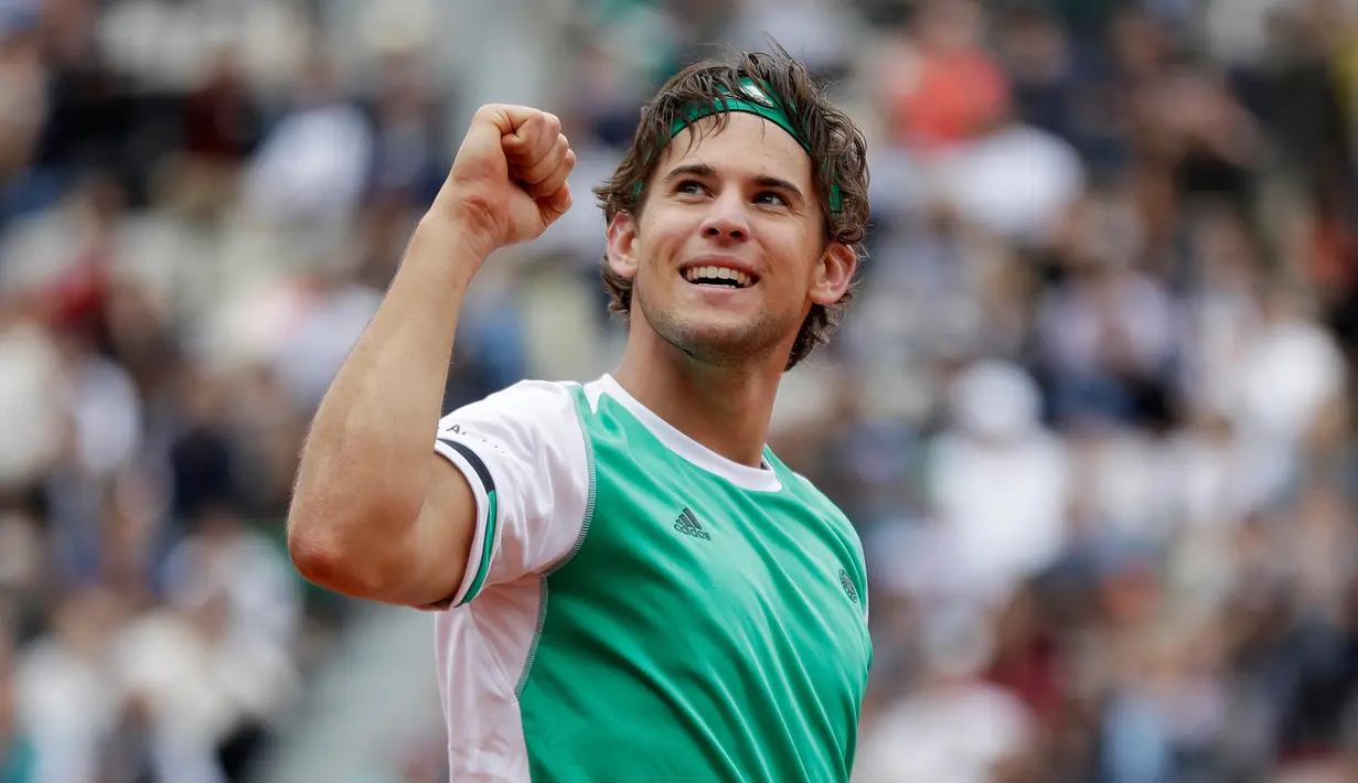 Petenis Austria Dominic Thiem merayakan kemenangannya usai bertanding melawan Novak Djokovic di perempatfinal turnamen tenis Prancis Terbuka di stadion Roland Garros, Paris (7/6). Dominic Thiem menang 7-6, 6-3, 6-0. (AP Photo/Petr David Josek)