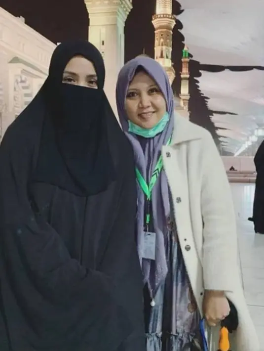 Nagita Slavina dengan gaya penampilan serba hitam bercadar ini membuatnya banjir pujian. Foto ini pun mendapatkan banyak like dan komentar dari netizen. Banyak yang mendoakan perempuan berusia 34 tahun bakal benar-benar berhijrah dengan tampil syar'i di kemudian hari. (Liputan6.com/IG/raffinagita1717)