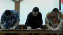 Mendagri Tjahjo Kumolo (tengah), Menkop UKM A.A Gede Ngurah Puspayoga (kanan), dan Mendag Rachmat Gobel (kiri), menandatangani MoU perizinan pelaku usaha mikro, Jakarta, Jumat (30/1/2015). (Liputan6.com/Andrian M Tunay)
