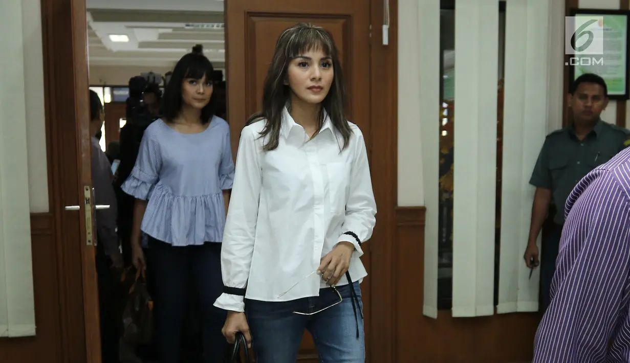 Pemain sinetron Kirana Larasati saat memasuki ruang sidang di Pengadilan Negeri Jakarta Selatan, Kamis (18/5). Kirana Larasati menjalankan sidang perdana cerai tanpa dihadiri suaminya Tama Gandjar dengan agenda mediasi. (Liputan6.com/Herman Zakharia)