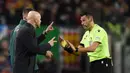 Pelatih Manchester United Erik Ten Hag, mendapatkan kartu kuning dari wasit Maurizio Mariani dalam pertandingan leg pertama play-off babak gugur Liga Europa 2022/2023 yang berlangsung di Camp Nou, Jumat (17/2/2023). (AFP/Josep Lago)