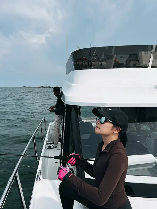 Aksesori yang dipilih pun tak kalah stylish, Prilly memakai topi hitam sporty dari Alo, kacamata hitam oversized yang mempertegas aura bintangnya, serta sarung tangan pink mencolok yang membuat look-nya semakin standout.  [@prillylatuconsina96].