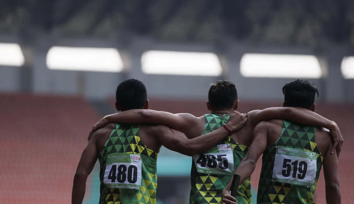 Para pelari asal Jawa Timur merayakan kemenangan pada Kejurnas Atletik 2019 nomor 4x100 meter estafet senior putra di Stadion Pakansari, Bogor, Rabu (8/8). Kejurnas Atletik berlangsung dari 3-7 Agustus. (Bola.com/Vitalis Yogi Trisna)