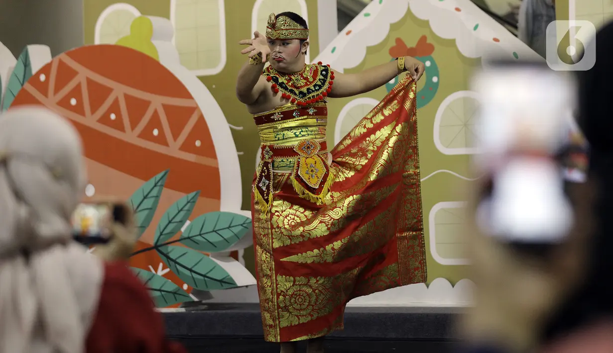 Siswa dari sekolah tari difabel Belantara Budaya Indonesia saat acara peluncuran sekolah tari tradisional gratis difabel di Margo City, Depok, Jawa Barat, Sabtu (3/12/2022). Acara yang juga sekaligus memperingati Hari Disabilitas Internasional ini menampilkan tarian tradisonal Indonesia di mana sebagian besar penarinya adalah penyandang disabilitas. (Liputan6.com/Johan Tallo)