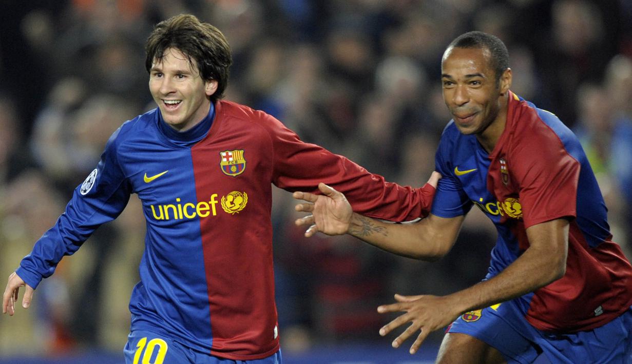 Bintang Barcelona, Lionel Messi, bersama rekannya Thierry Henry merayakan gol yang dicetaknya ke gawang Lyon pada babak grup Liga Champions di Stadion Camp Nou, Barcelona, Rabu (11/3/2009). (AFP/Philippe Desmazes)
