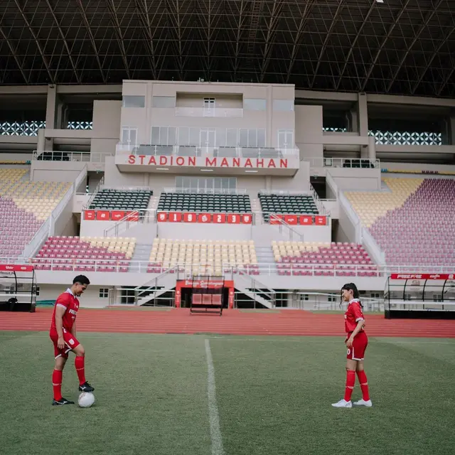 6 Momen Prewedding Kaesang Pangarep dan Erina Gudono di Stadion Manahan, Pakai Jersey
