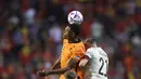 Gelandang timnas Belanda Frenkie De Jong (kiri) berebut bola dengan gelandang Belgia Alexis Saelemaekers pada matchday pertama Grup D Liga A UEFA Nations League 2022/2023 di Stadion Raja Baudouin, Sabtu (4/6/2022) dini hari WIB. Belanda sukses menghajar Belgia dengan skor telak 4-1. (Kenzo TRIBOUILLARD / AFP)