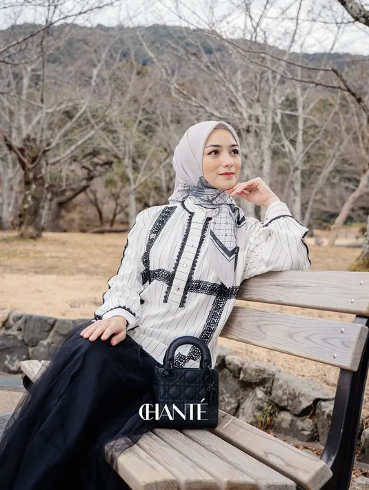 Atau bisa pilih blouse dengan aksen motif minimalis nuansa monokrom seperti dikenakan Citra Kirana. Elegan! [@citraciki]