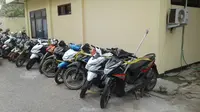 Si pencuri sepeda motor ditangkap polisi saat menjambret warga. (Liputan6.com/Ola Keda)
