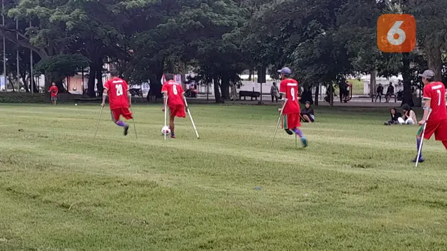 Para pemain Persewangi (Persatuan Sepak Bola Amputasi Banyuwangi) mengelar latihan di Taman Blambangan (Hermawan Arifianto/Liputan6.com)