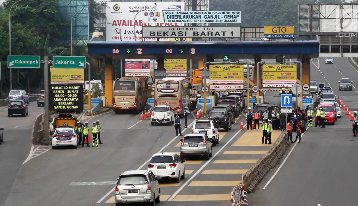 Suasana di Gerbang Tol Bekasi Barat 1, Bekasi, Jawa Barat, Selasa (13/3). Hari kedua penerapan ganjil genap, masih banyak kendaraan berputar balik di gerbang tol tersebut. (Liputan6.com/Arya Manggala)