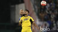 Pemain Persib Bandung, Sergio Van Dijk berduel dengan pemain Mitra Kukar pada babak delapan besar Piala Presiden 2017 di Stadion Manahan, Solo. Jumat (25/2/2017). (Bola.com/Nicklas Hanoatubun)