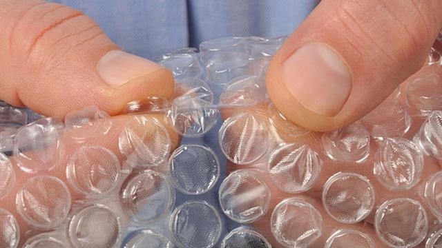 [Bintang] Meletuskan Bubble Wrap Bisa Jadi Obat Stres Paling Murah Sedunia!