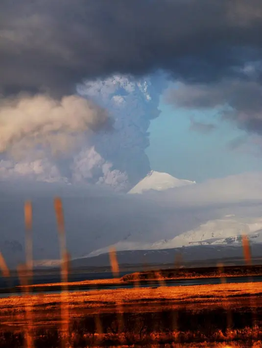 Pemandangan dari jauh Gunung Pavlof saat meletus di Kepulauan Aleutian, Alaska (28/3). Gunung setinggi 2.515 mdpl sebelumnya pernah meletus pada 2014 sebanyak dua kali. (REUTERS/US Coast Guard)