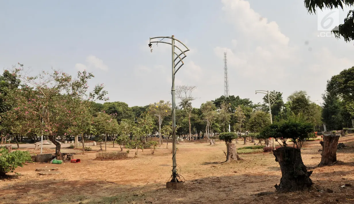 Suasana Taman Jatinegara, Jakarta, Senin (16/9/2019). Kondisi taman kota di Jakarta Timur ini sangat memprihatinkan, terlihat dari berbagai fasilitas yang rusak akibat tidak terawat, seperti bangku, lampu, pepohonan, akses jalan, toilet, selokan, serta pagar taman. (merdeka.com/Iqbal S. Nugroho)