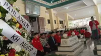 Makam pahlawan nasional asal Bekasi, KH Noer Ali dipadati peziarah. (Liputan6.com/Bam Sinulingga)