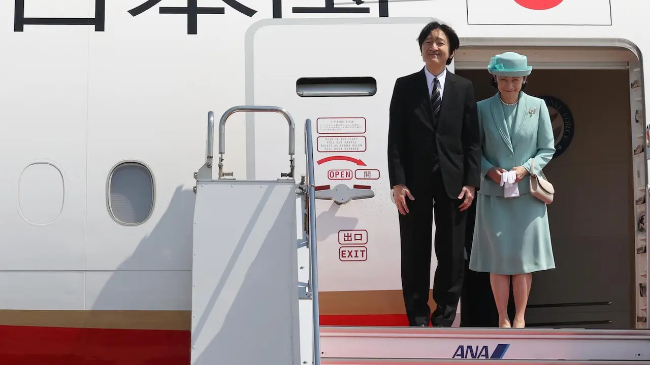 Pangeran Fumihito dan Putri Kiko meninggalkan Tokyo pada Kamis (4/5/2023) menuju Inggris untuk menghadiri penobatan Raja Charles III dan Ratu Camilla yang diselenggarakan pada Sabtu (6/5/2023). (Foto. Twitter/@rwthofficial)